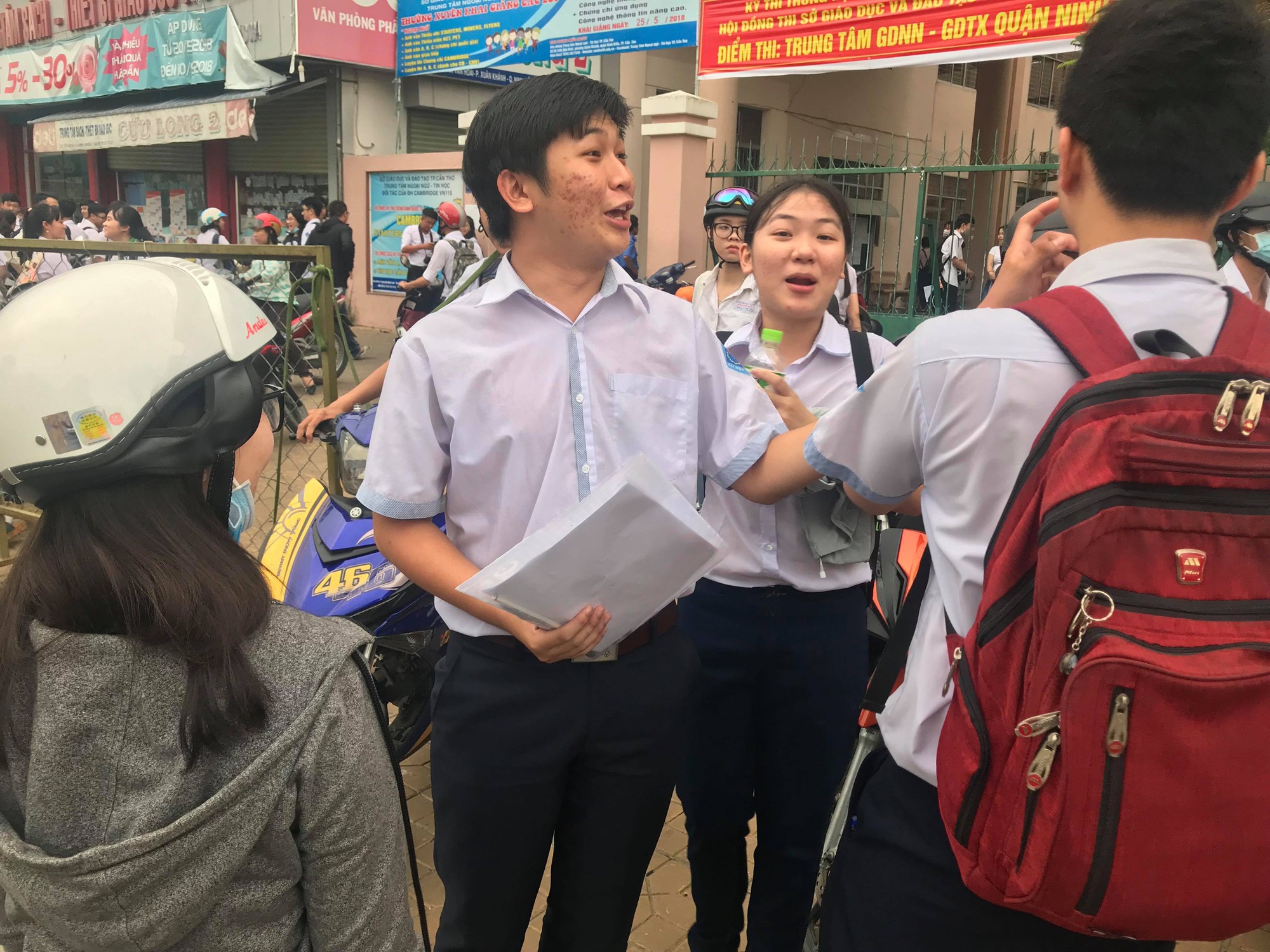 Th&iacute; sinh kh&oacute;c than đề thi To&aacute;n qu&aacute; d&agrave;i - Ảnh 10.