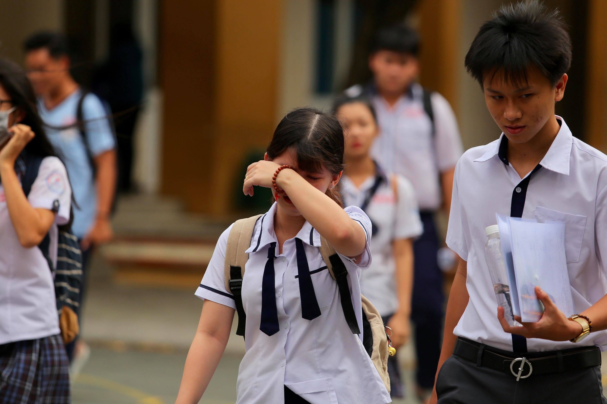 Thí sinh khóc than đề thi Toán quá dài