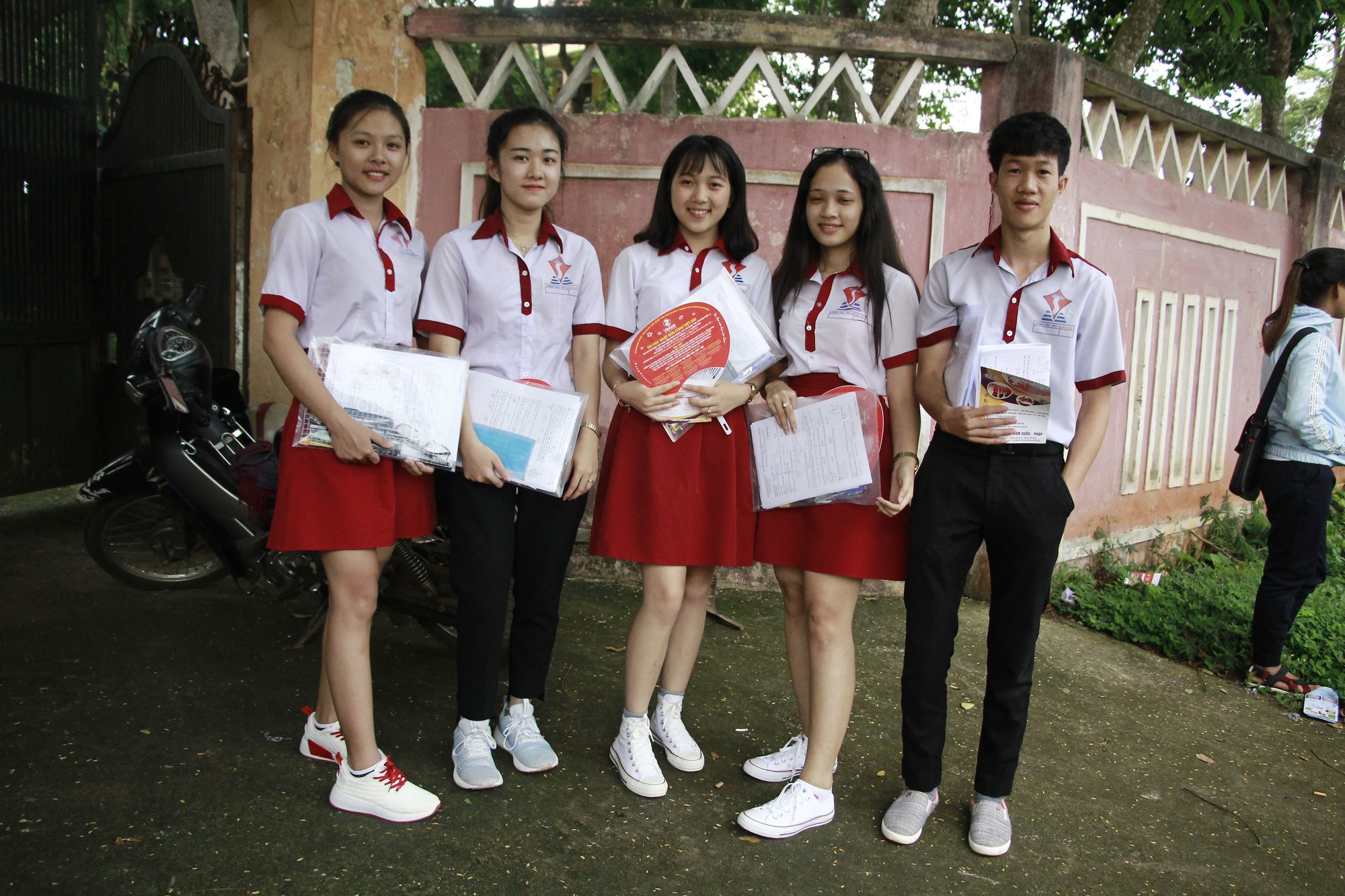 Nữ sinh bị cưa ch&acirc;n thi THPT, nu&ocirc;i ước mơ v&agrave;o ĐH Luật - Ảnh 2.