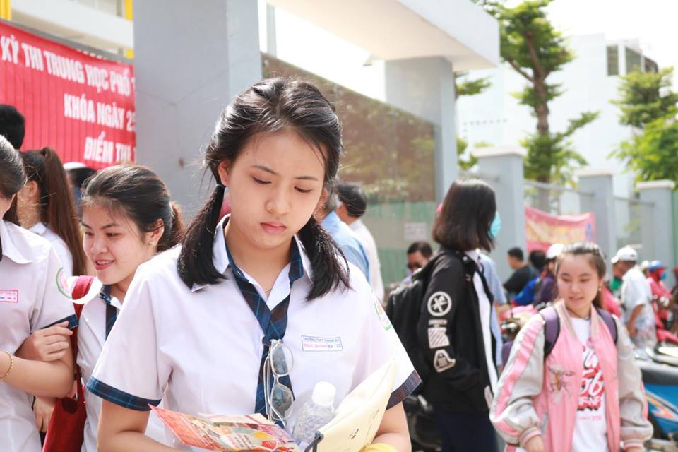 Đội nắng chờ con thi sau 12 năm đ&egrave;n s&aacute;ch - Ảnh 15.