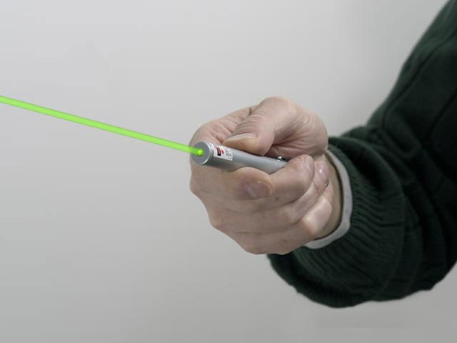B&eacute; trai thủng mắt v&igrave; nh&igrave;n v&agrave;o b&uacute;t laser  - Ảnh 2.