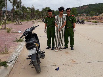 Dí dao đuổi bạn trai đi, khống chế hiếp dâm người bạn gái