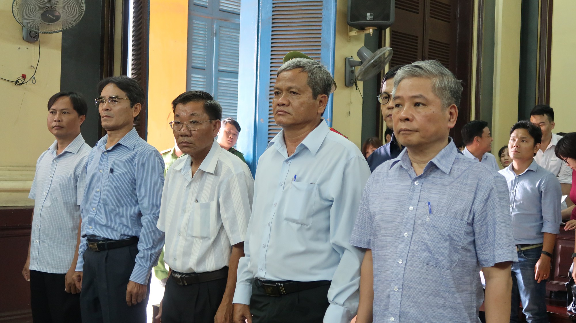 X&eacute;t xử cựu ph&oacute; Thống đốc Ng&acirc;n h&agrave;ng Nh&agrave; nước c&ugrave;ng 4 đồng phạm - Ảnh 2.