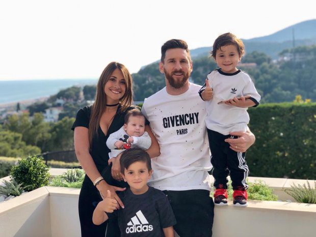 Cả thế giới quay lưng, Messi vẫn c&oacute; vợ n&oacute;ng bỏng b&ecirc;n cạnh - Ảnh 1.