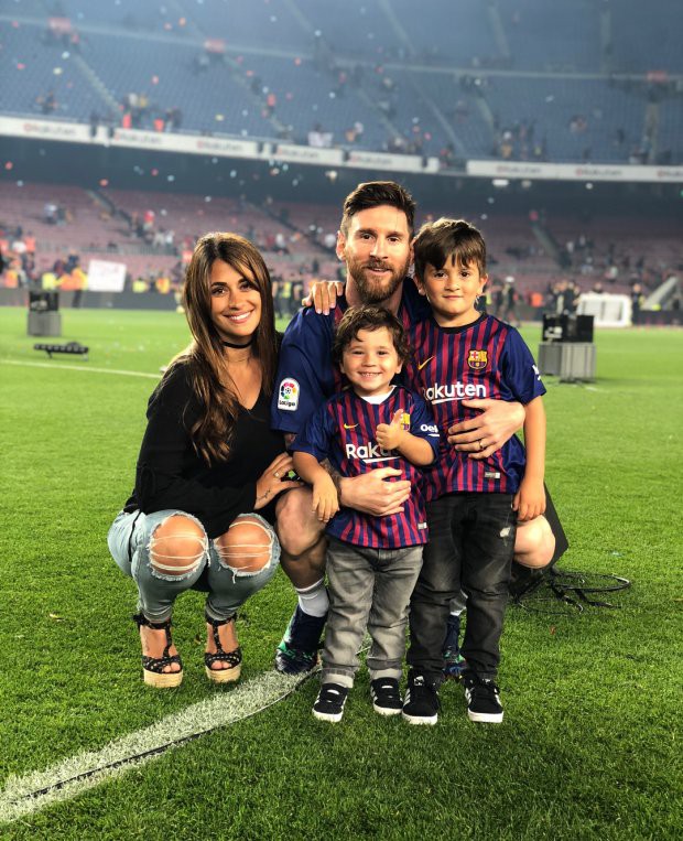 Cả thế giới quay lưng, Messi vẫn c&oacute; vợ n&oacute;ng bỏng b&ecirc;n cạnh - Ảnh 2.