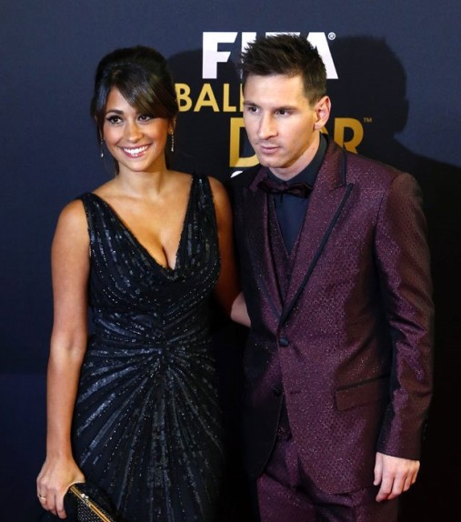 Cả thế giới quay lưng, Messi vẫn c&oacute; vợ n&oacute;ng bỏng b&ecirc;n cạnh - Ảnh 12.