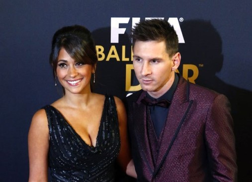 Cả thế giới quay lưng, Messi vẫn có vợ nóng bỏng bên cạnh