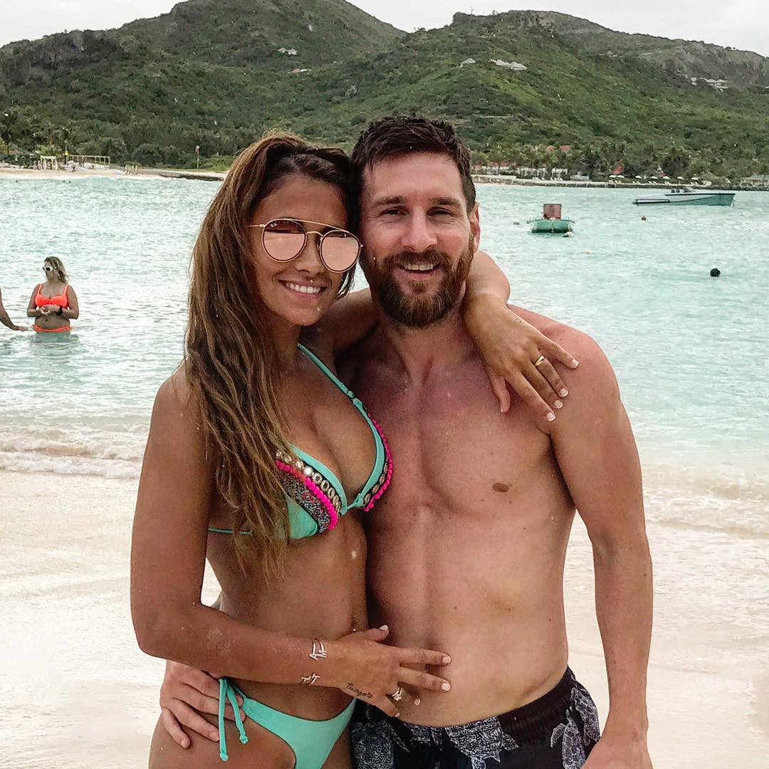 Cả thế giới quay lưng, Messi vẫn c&oacute; vợ n&oacute;ng bỏng b&ecirc;n cạnh - Ảnh 7.