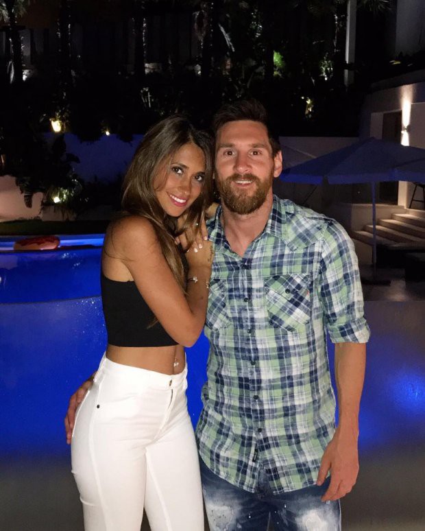 Cả thế giới quay lưng, Messi vẫn c&oacute; vợ n&oacute;ng bỏng b&ecirc;n cạnh - Ảnh 9.
