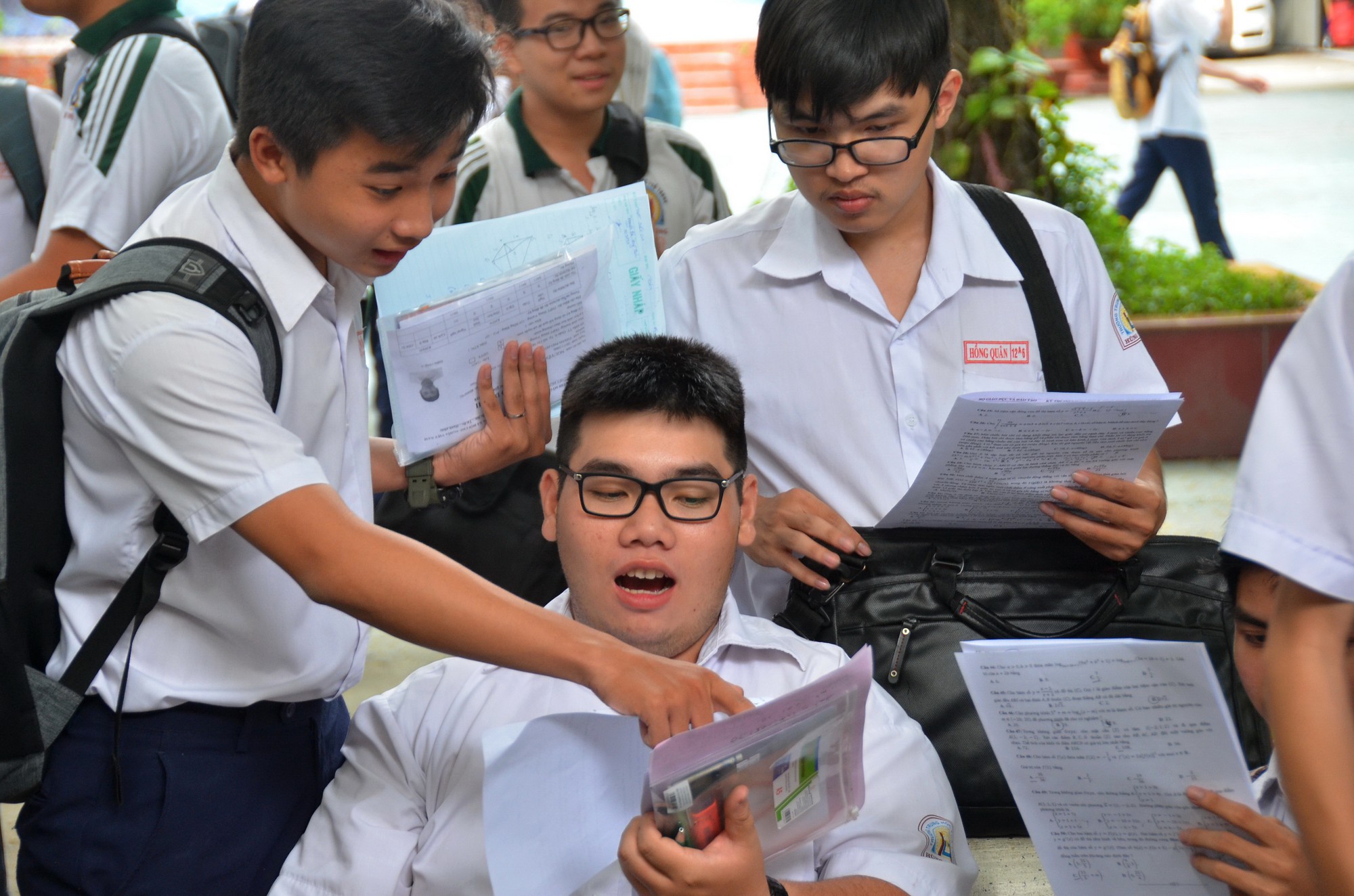 Th&iacute; sinh kh&oacute;c than đề thi To&aacute;n qu&aacute; d&agrave;i - Ảnh 8.