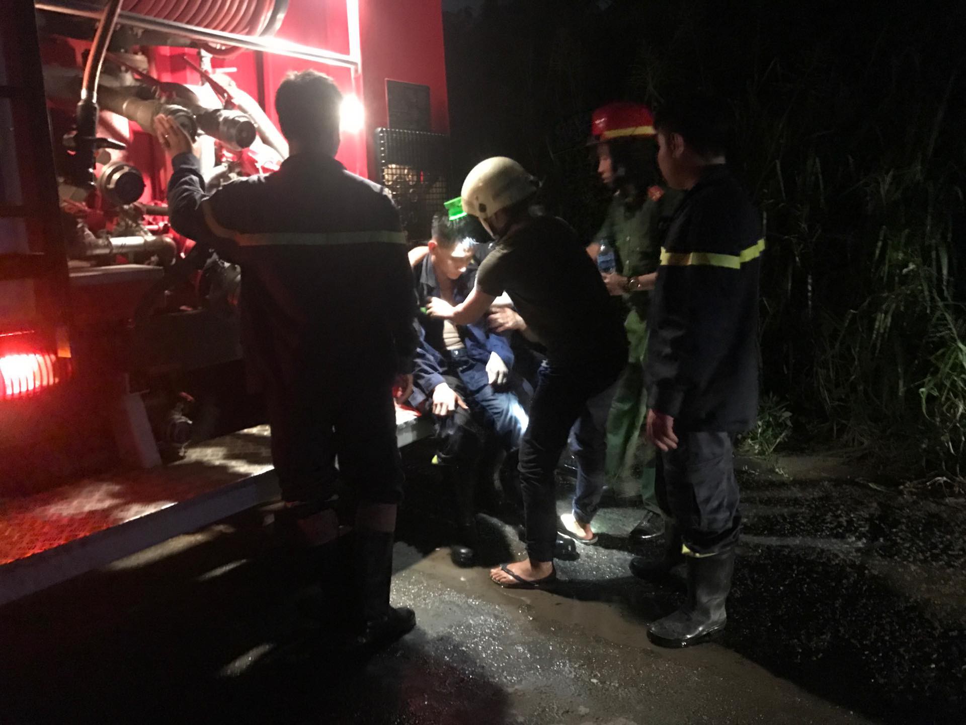 Cháy nhà tình thương, một chiến sĩ cảnh sát PCCC bị thương