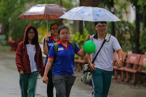 Ng&agrave;y thứ 2 kỳ thi THPT quốc gia: Rất kh&oacute; đạt điểm tr&ecirc;n trung b&igrave;nh - Ảnh 2.