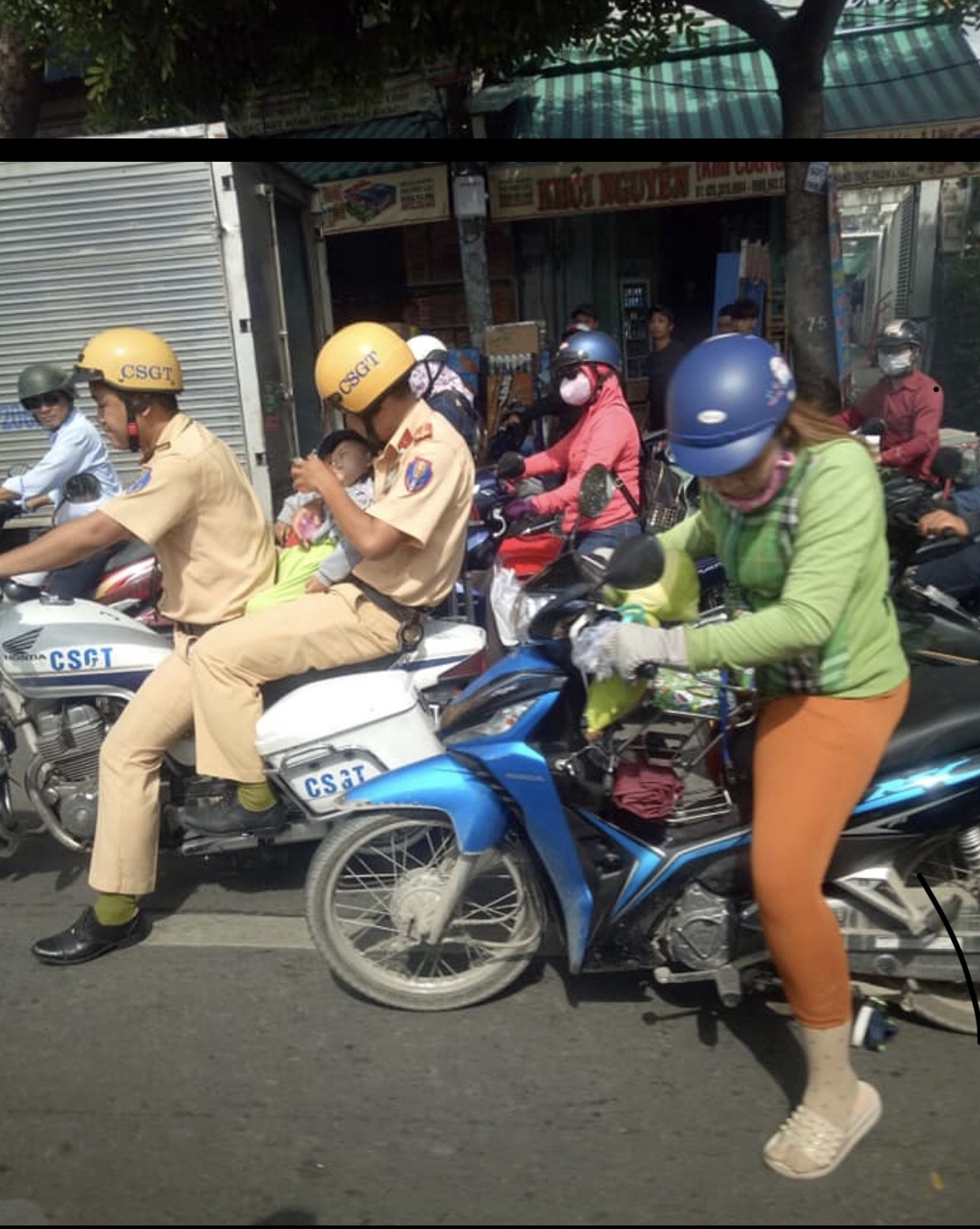 X&uacute;c động h&igrave;nh ảnh CSGT đưa b&eacute; đi cấp cứu giữa trưa nắng - Ảnh 1.