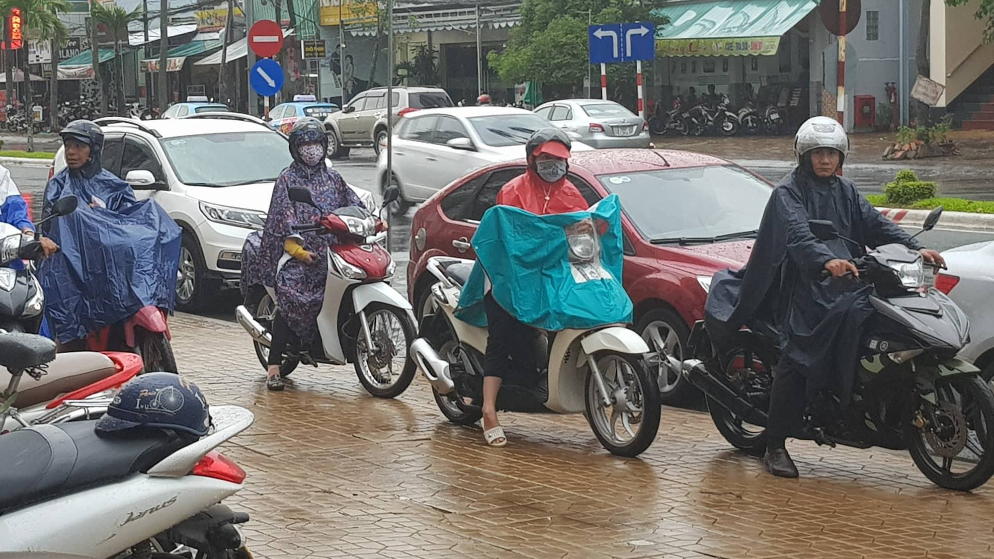 Phụ huynh chờ con thi THPT trong cơn mưa chiều tầm t&atilde; - Ảnh 10.