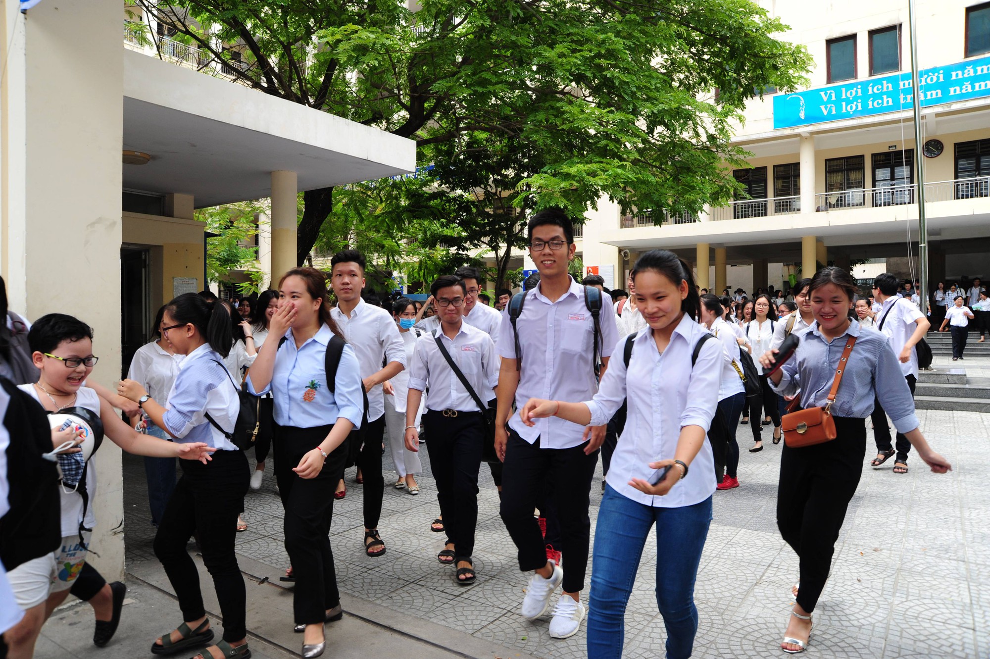 Thí sinh thở phào vì đề thi hóa và lý không khó - Ảnh 1.