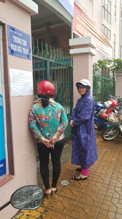 Phụ huynh chờ con thi THPT trong cơn mưa chiều tầm t&atilde; - Ảnh 11.