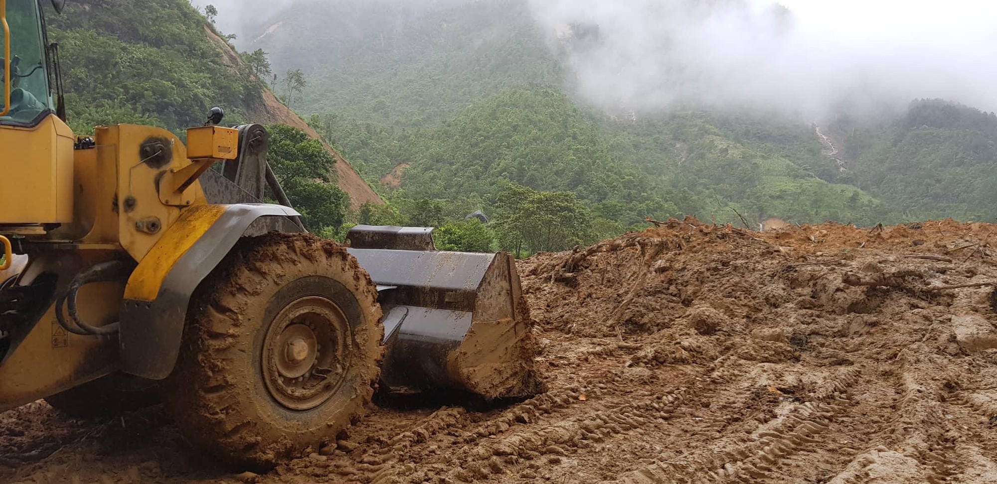 28 người chết v&agrave; mất t&iacute;ch do mưa lũ: Ph&oacute; Thủ tướng đến hiện trường chỉ đạo - Ảnh 4.
