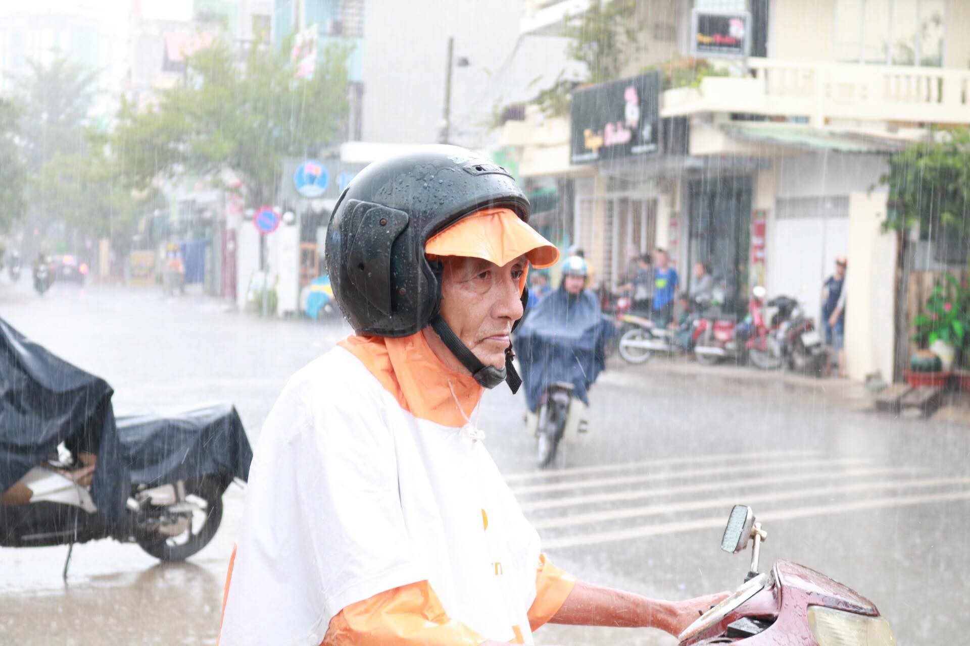 Phụ huynh chờ con thi THPT trong cơn mưa chiều tầm t&atilde; - Ảnh 9.