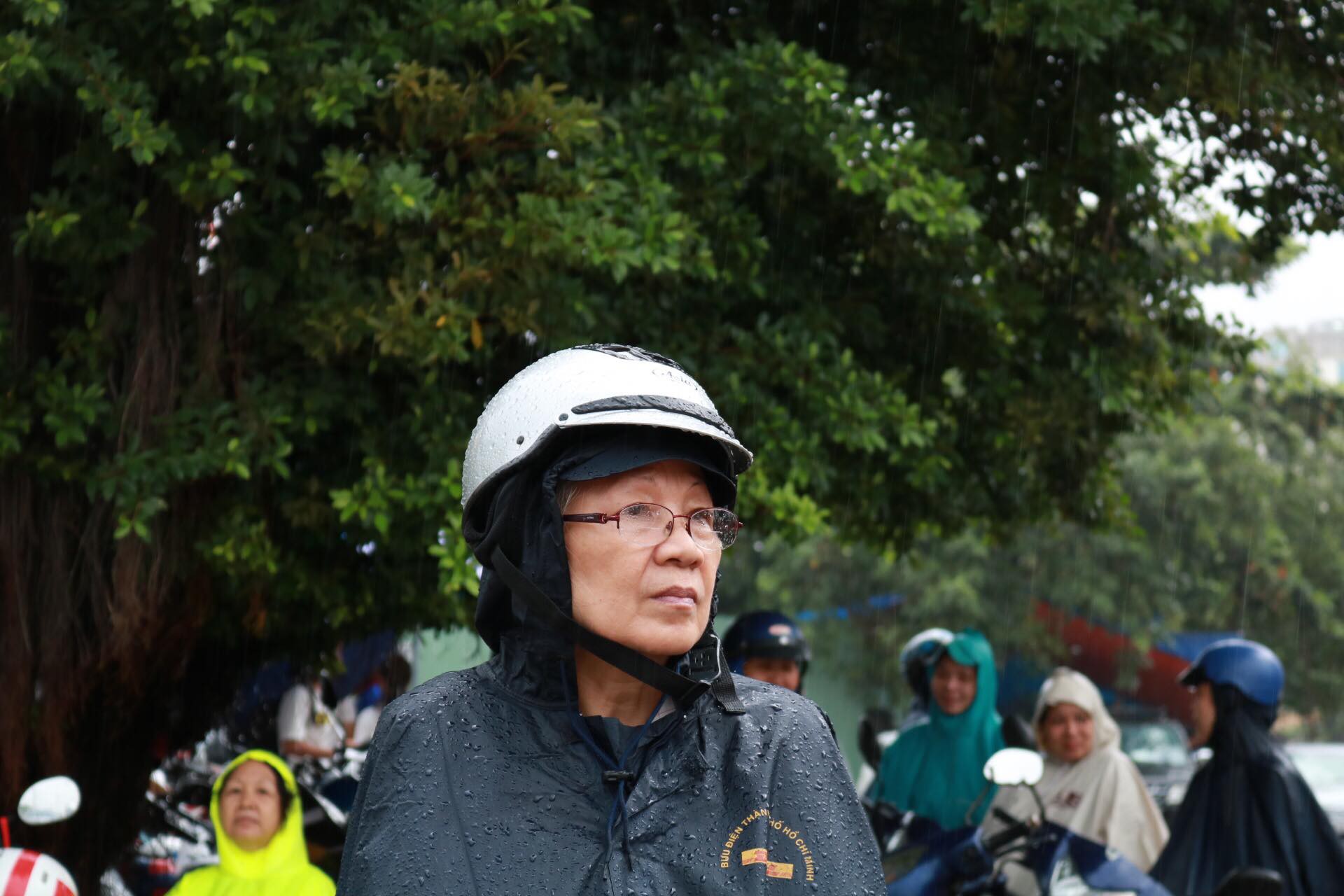 Phụ huynh chờ con thi THPT trong cơn mưa chiều tầm t&atilde; - Ảnh 8.