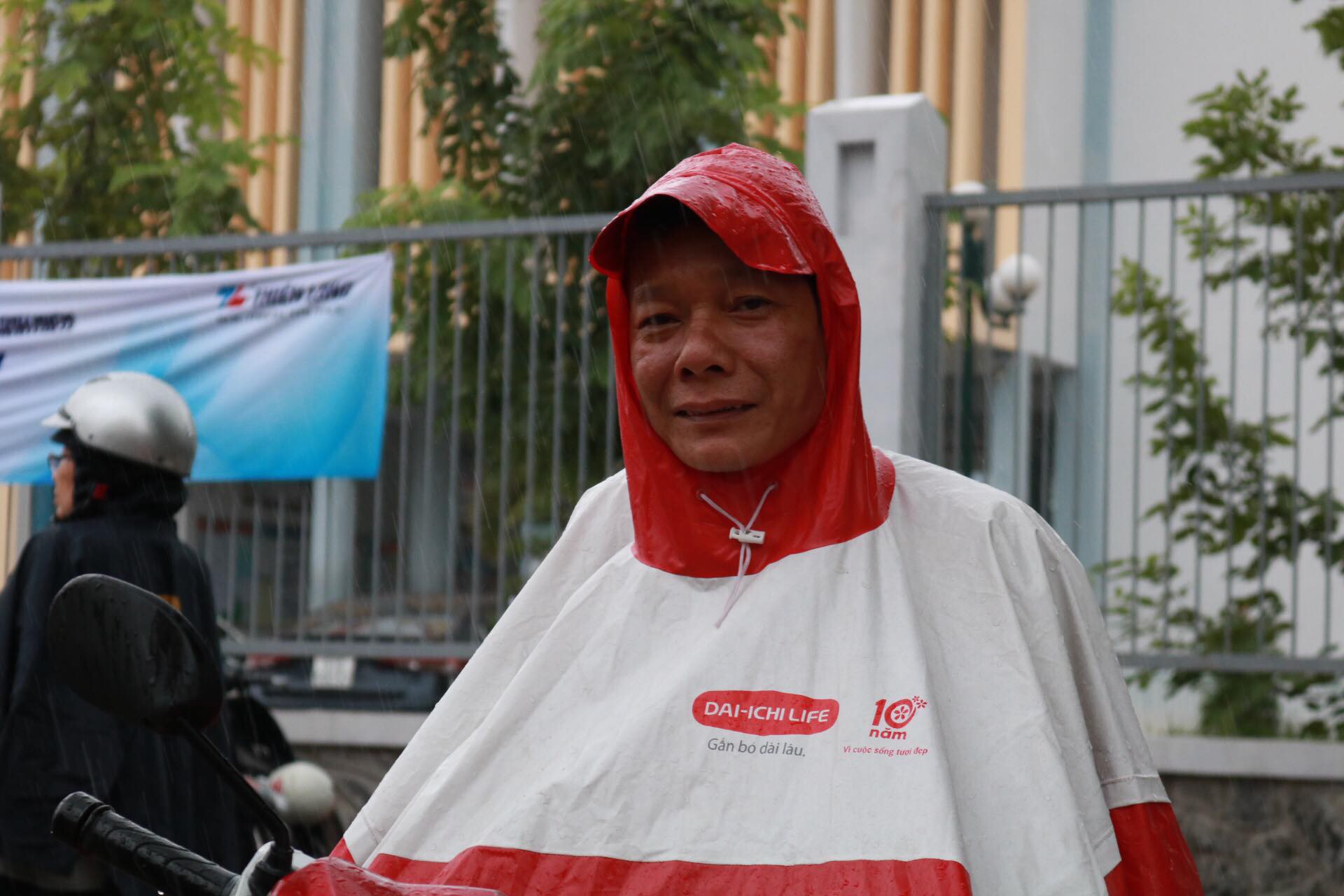 Phụ huynh chờ con thi THPT trong cơn mưa chiều tầm t&atilde; - Ảnh 7.