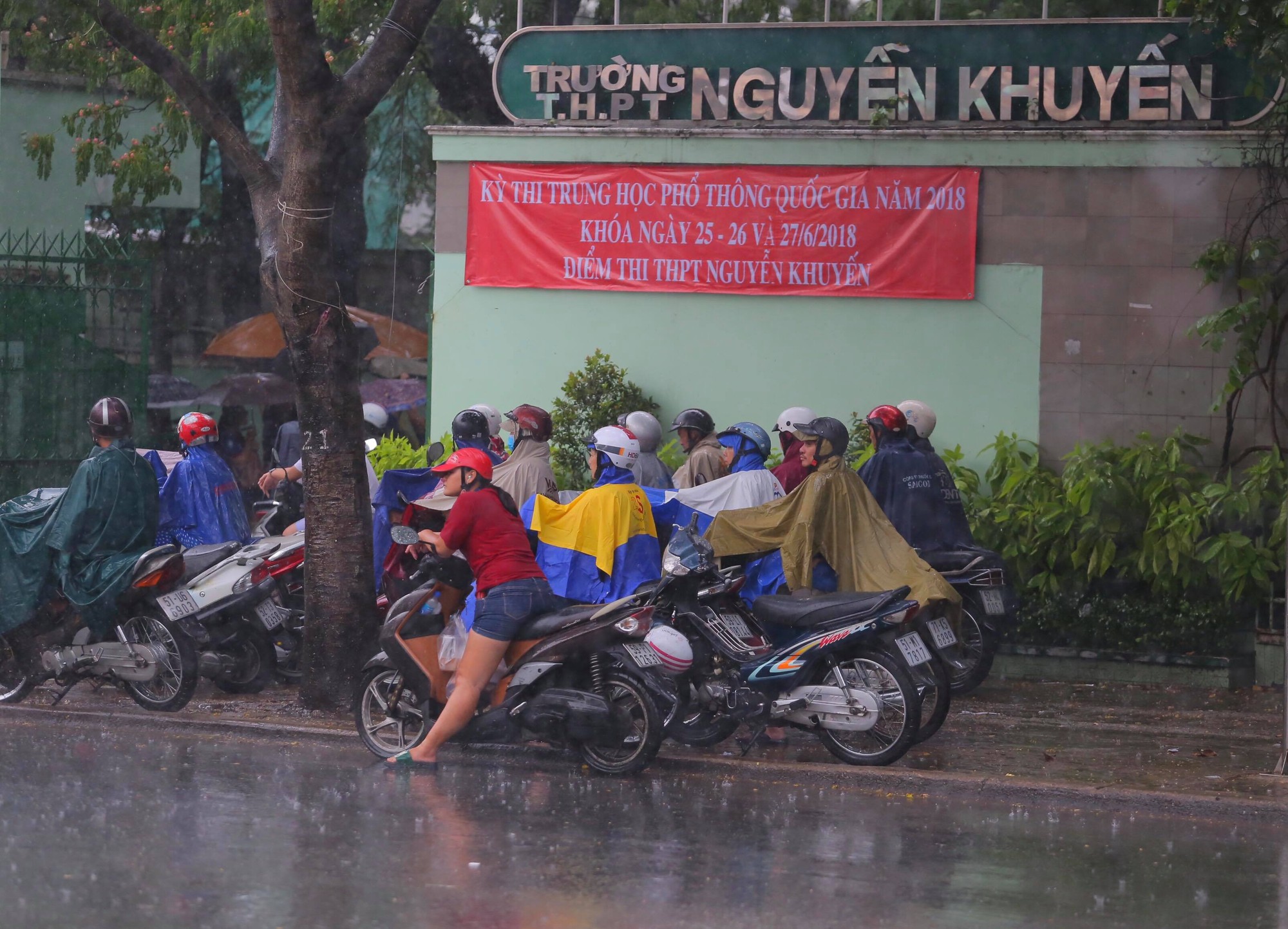 Phụ huynh chờ con thi THPT trong cơn mưa chiều tầm t&atilde; - Ảnh 2.
