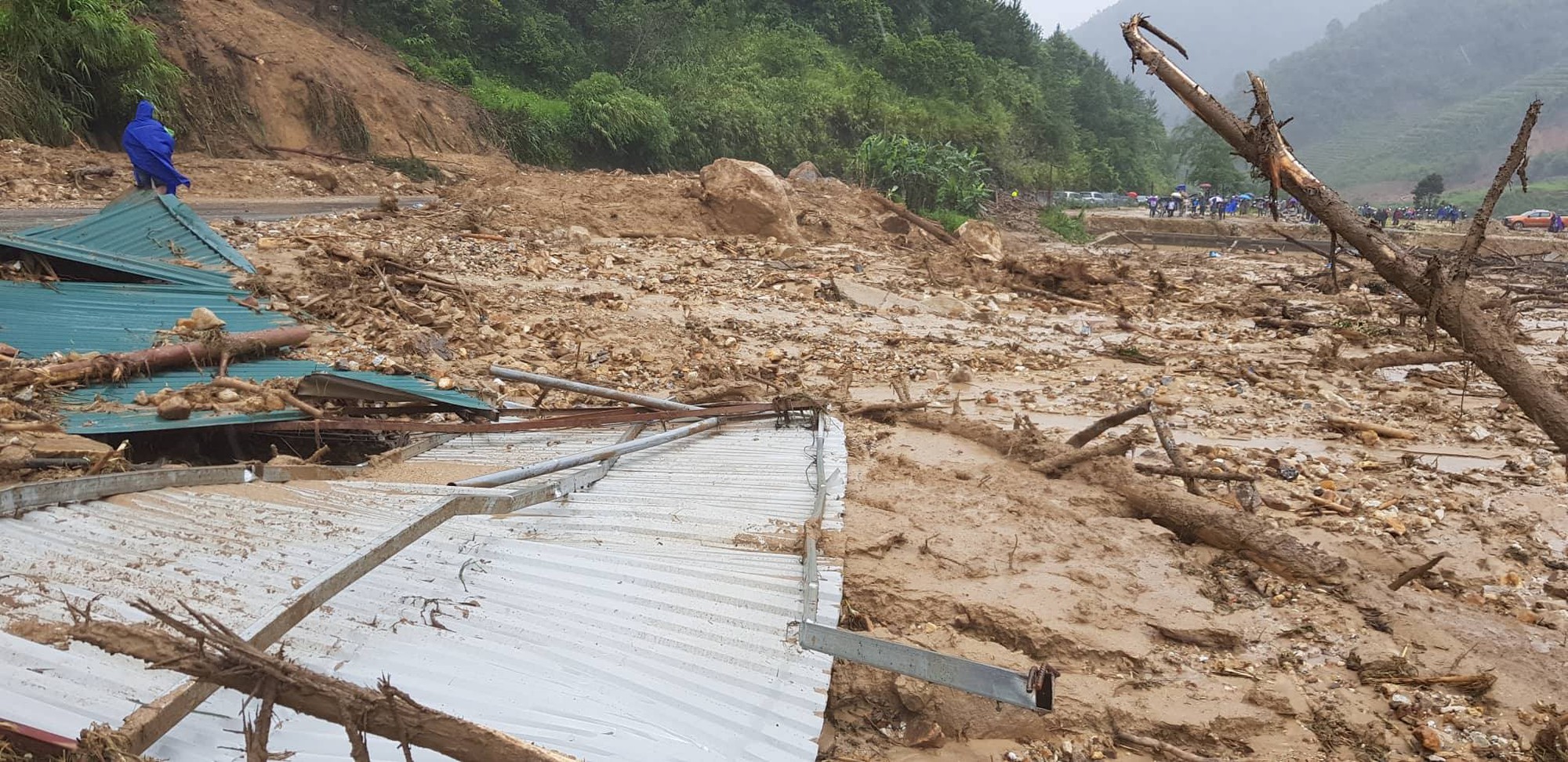 28 người chết v&agrave; mất t&iacute;ch do mưa lũ: Ph&oacute; Thủ tướng đến hiện trường chỉ đạo - Ảnh 3.