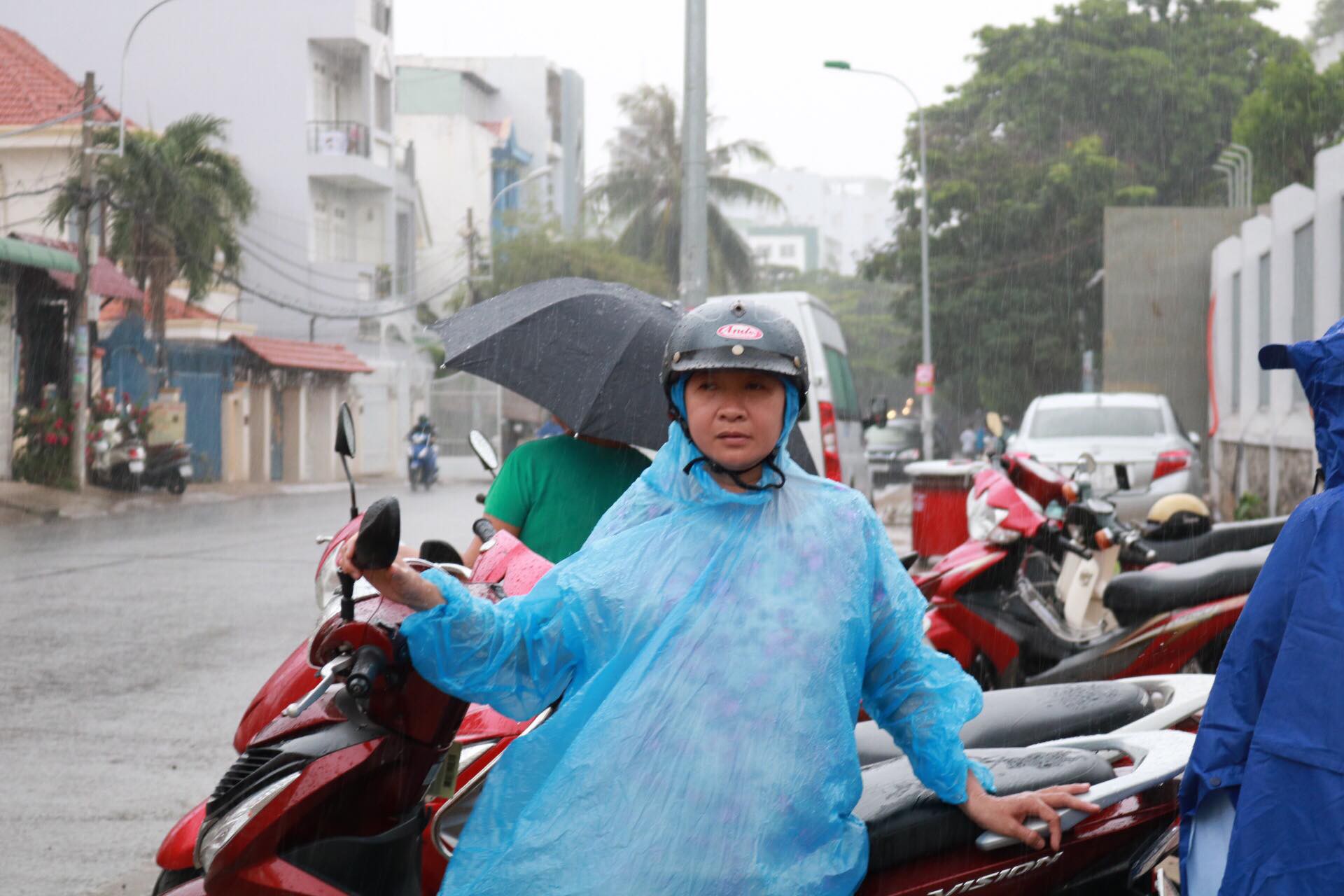 Phụ huynh chờ con thi THPT trong cơn mưa chiều tầm t&atilde; - Ảnh 6.