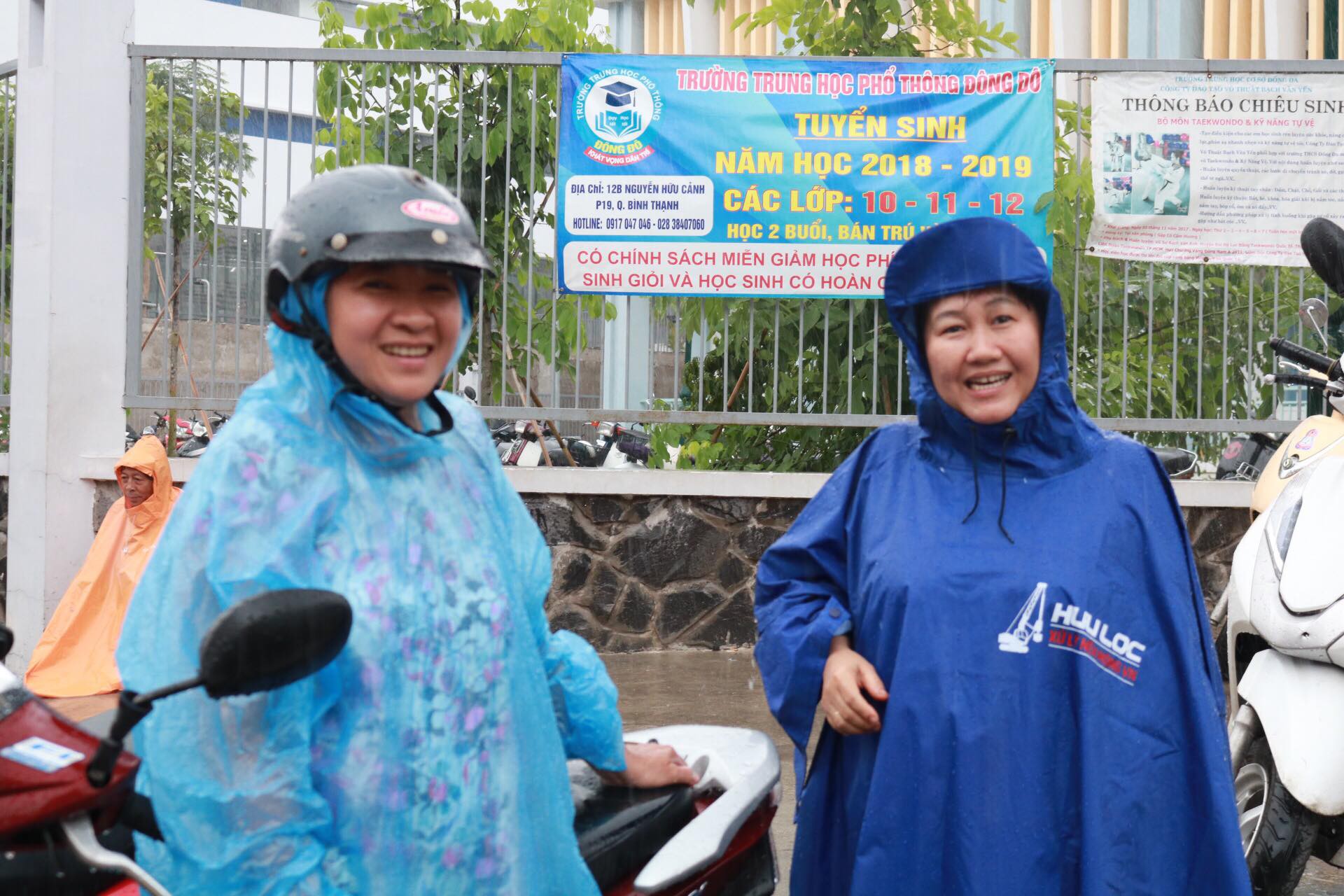 Phụ huynh chờ con thi THPT trong cơn mưa chiều tầm t&atilde; - Ảnh 5.