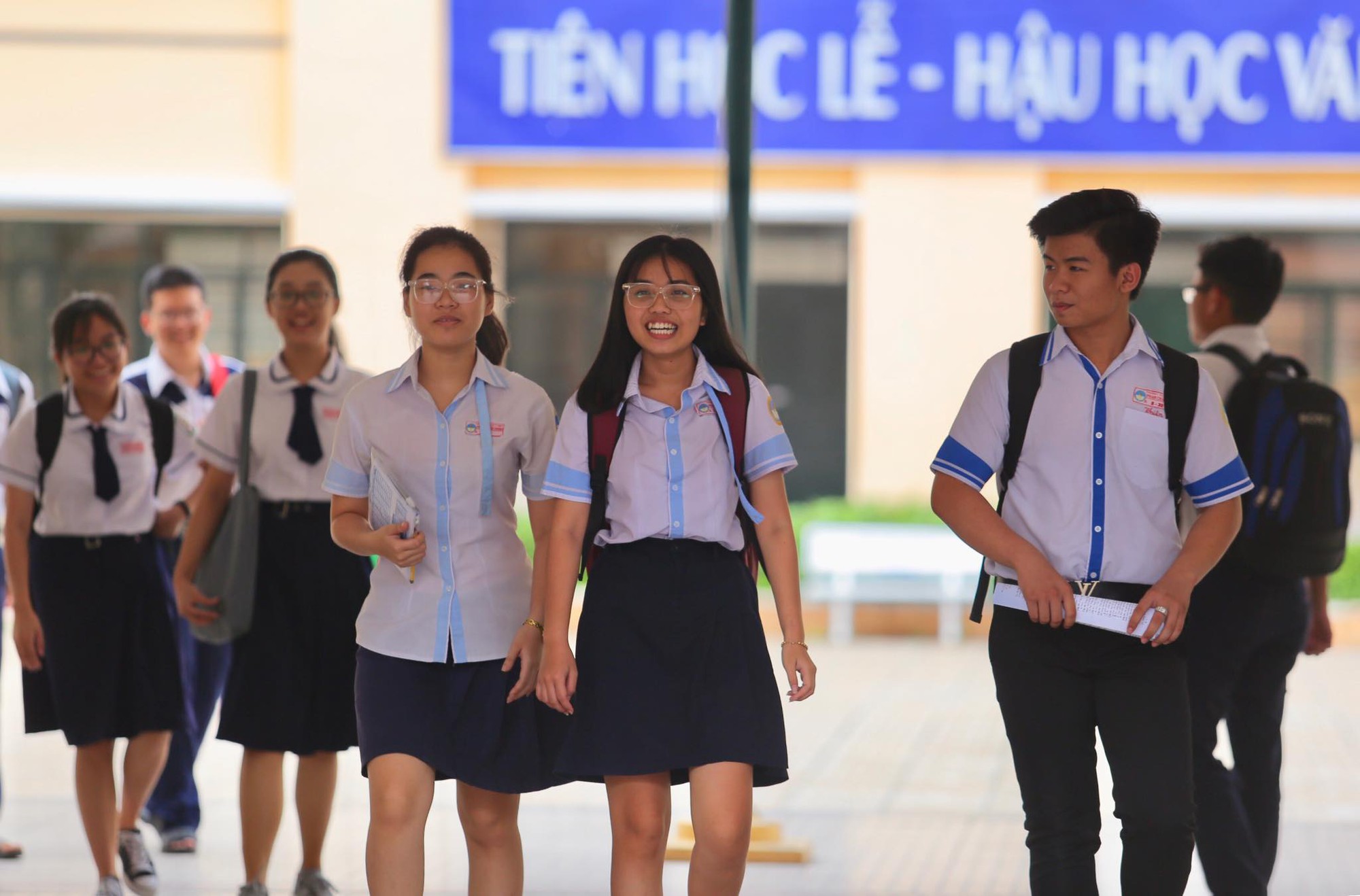 Thí sinh thở phào vì đề thi hóa và lý không khó - Ảnh 2.