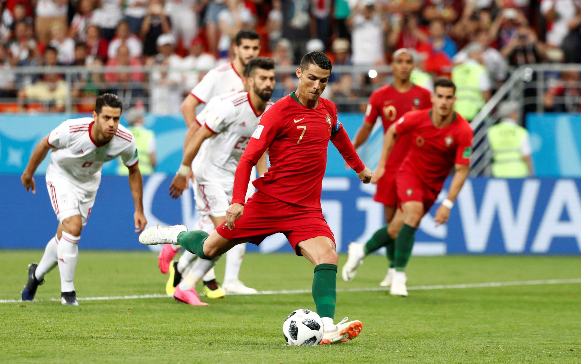 Ronaldo đã bằng Messi!