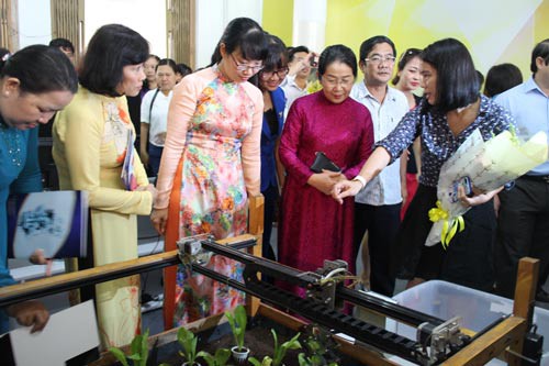 Khai mạc triển l&atilde;m Tự h&agrave;o c&ocirc;ng nh&acirc;n th&agrave;nh phố anh h&ugrave;ng - Ảnh 1.