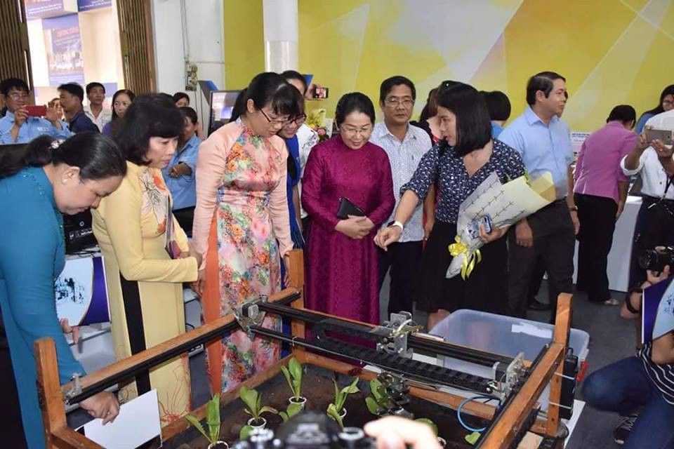 Tưng bừng khai mạc triển lãm “Tự hào công nhân Thành phố anh hùng”