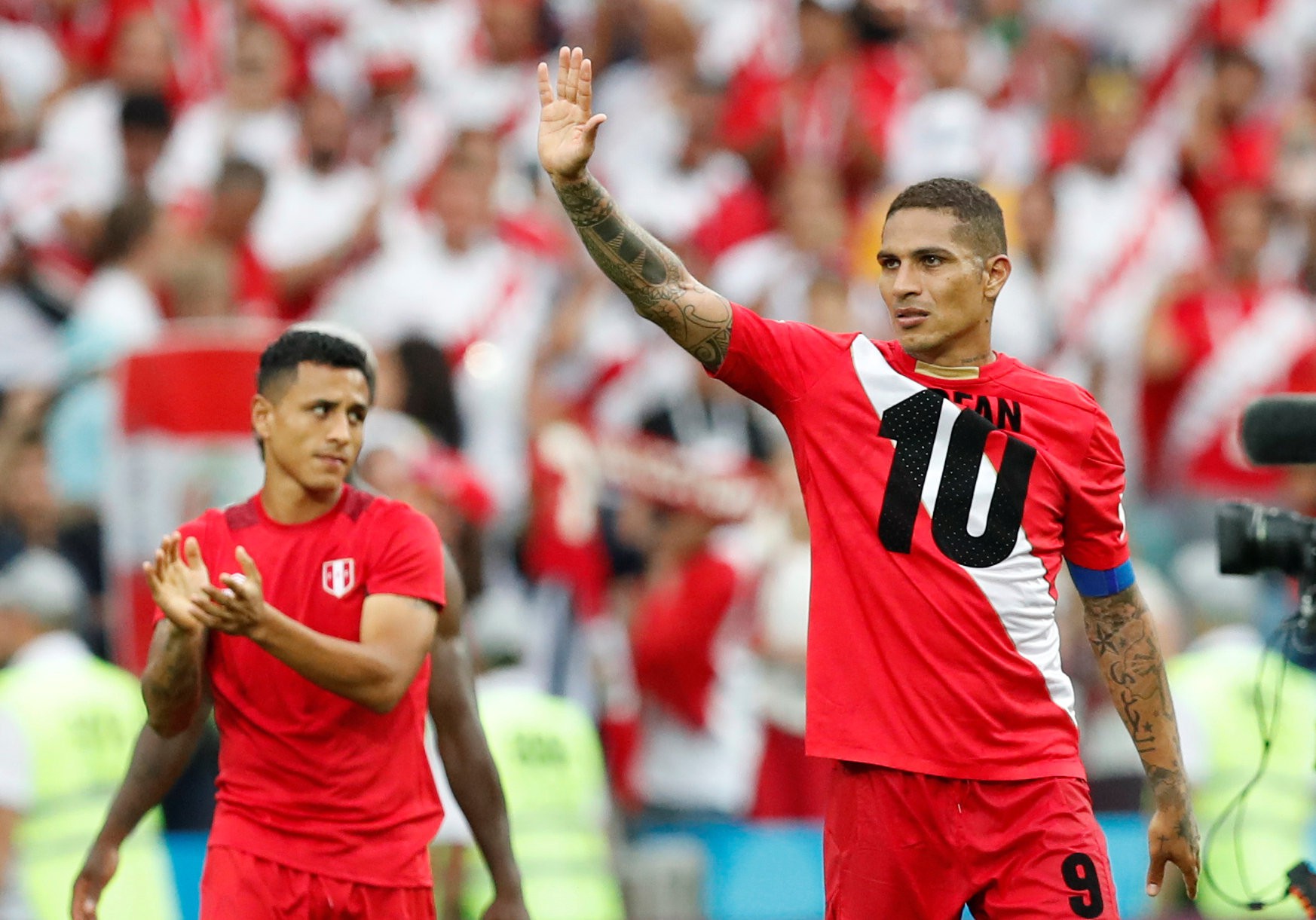Peru tước vé của Úc, khán giả la ó trận hòa 0-0