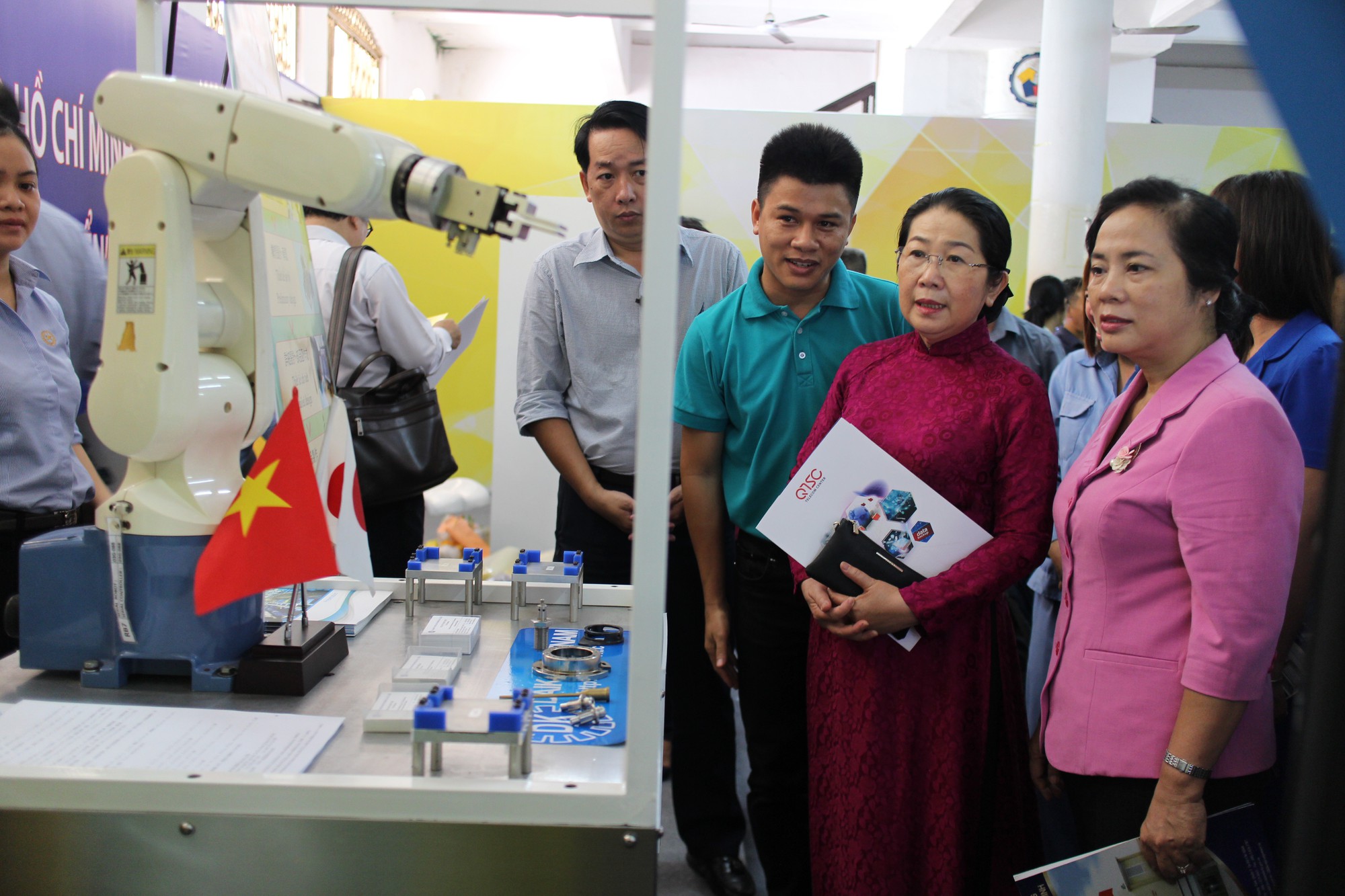 Tưng bừng khai mạc triển l&atilde;m  &ldquo;Tự h&agrave;o c&ocirc;ng nh&acirc;n Th&agrave;nh phố anh h&ugrave;ng&rdquo; - Ảnh 3.