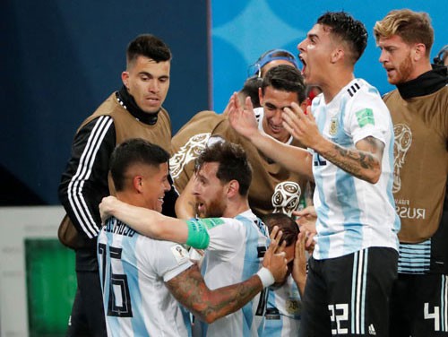 Argentina thắng nghẹt thở: Cầm chân… cái đẹp