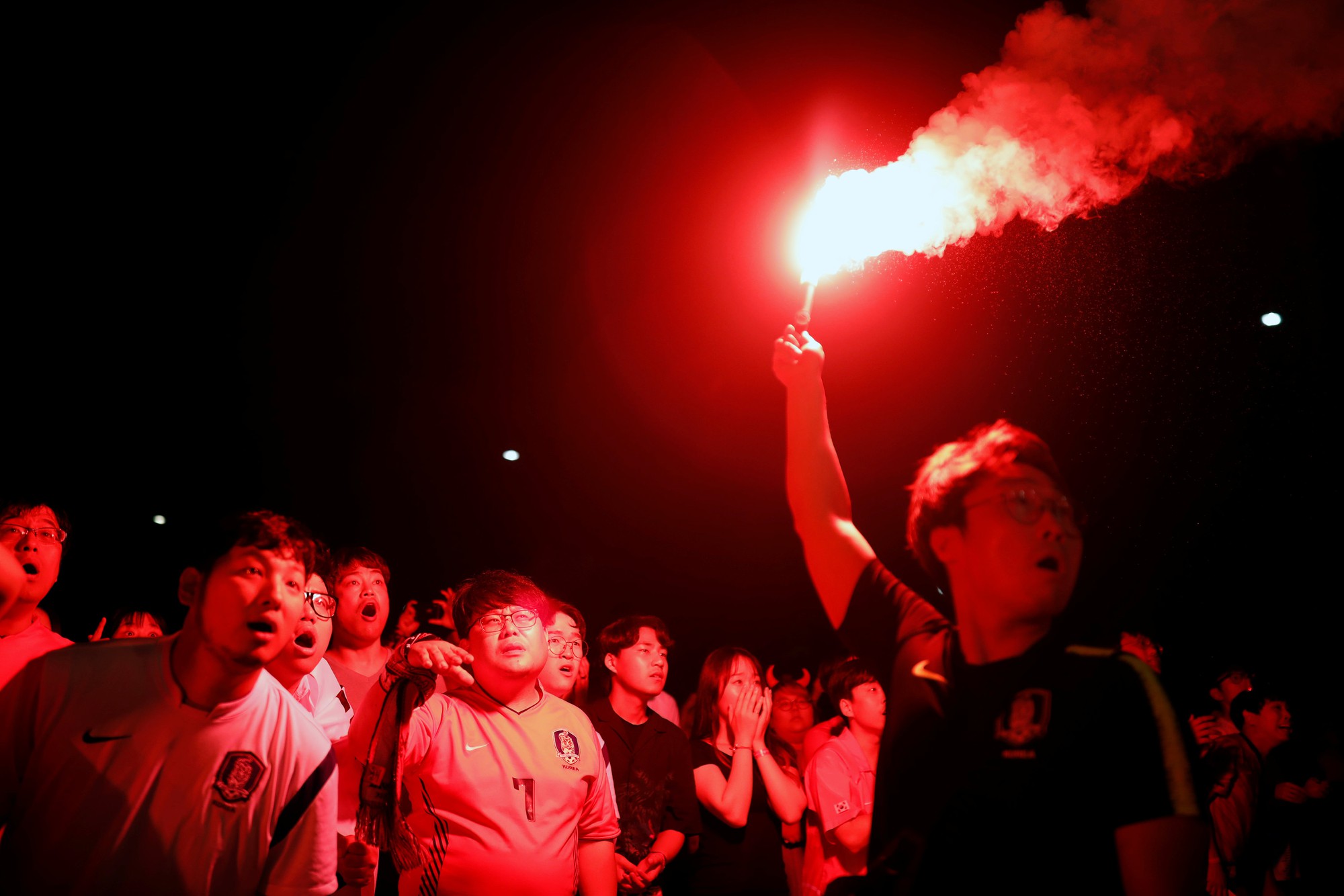 CĐV Đức dọa xử Ozil, người Anh sướng như v&ocirc; địch World Cup - Ảnh 4.