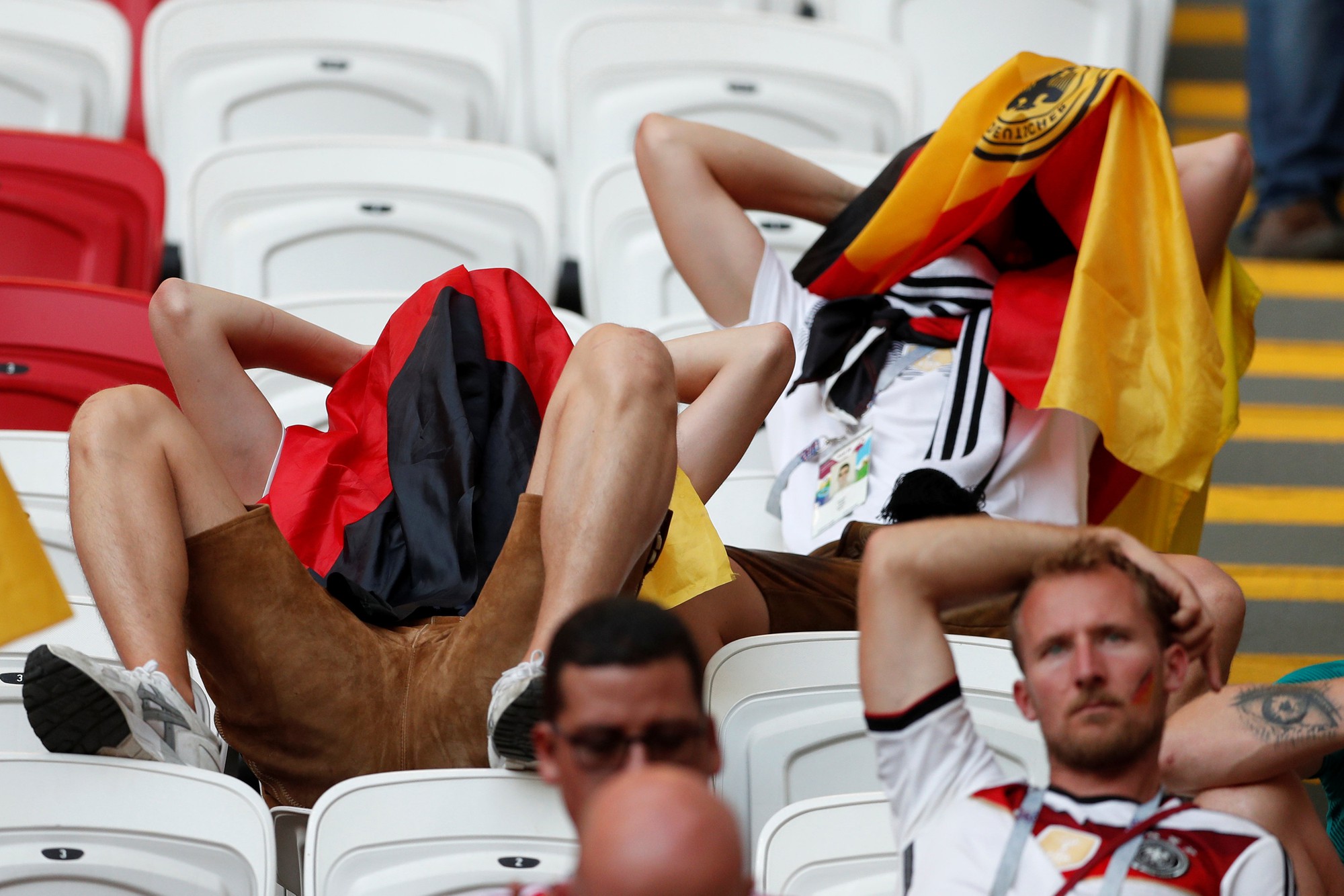 CĐV Đức dọa xử Ozil, người Anh sướng như v&ocirc; địch World Cup - Ảnh 2.