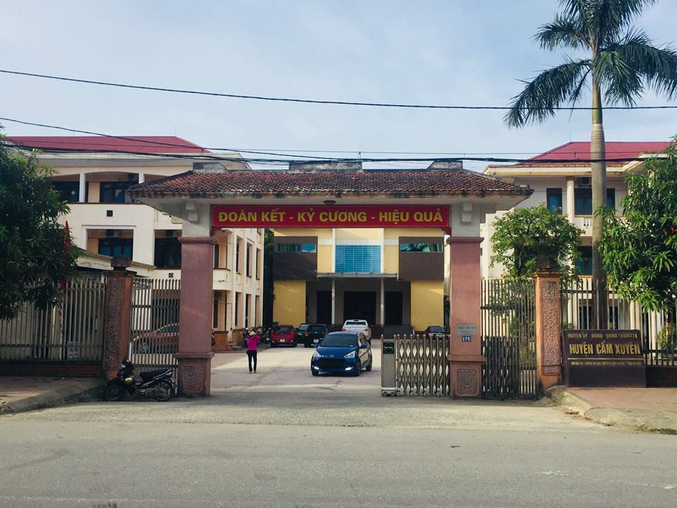 Chủ tịch huyện bị kỷ luật vì sinh con thứ 3