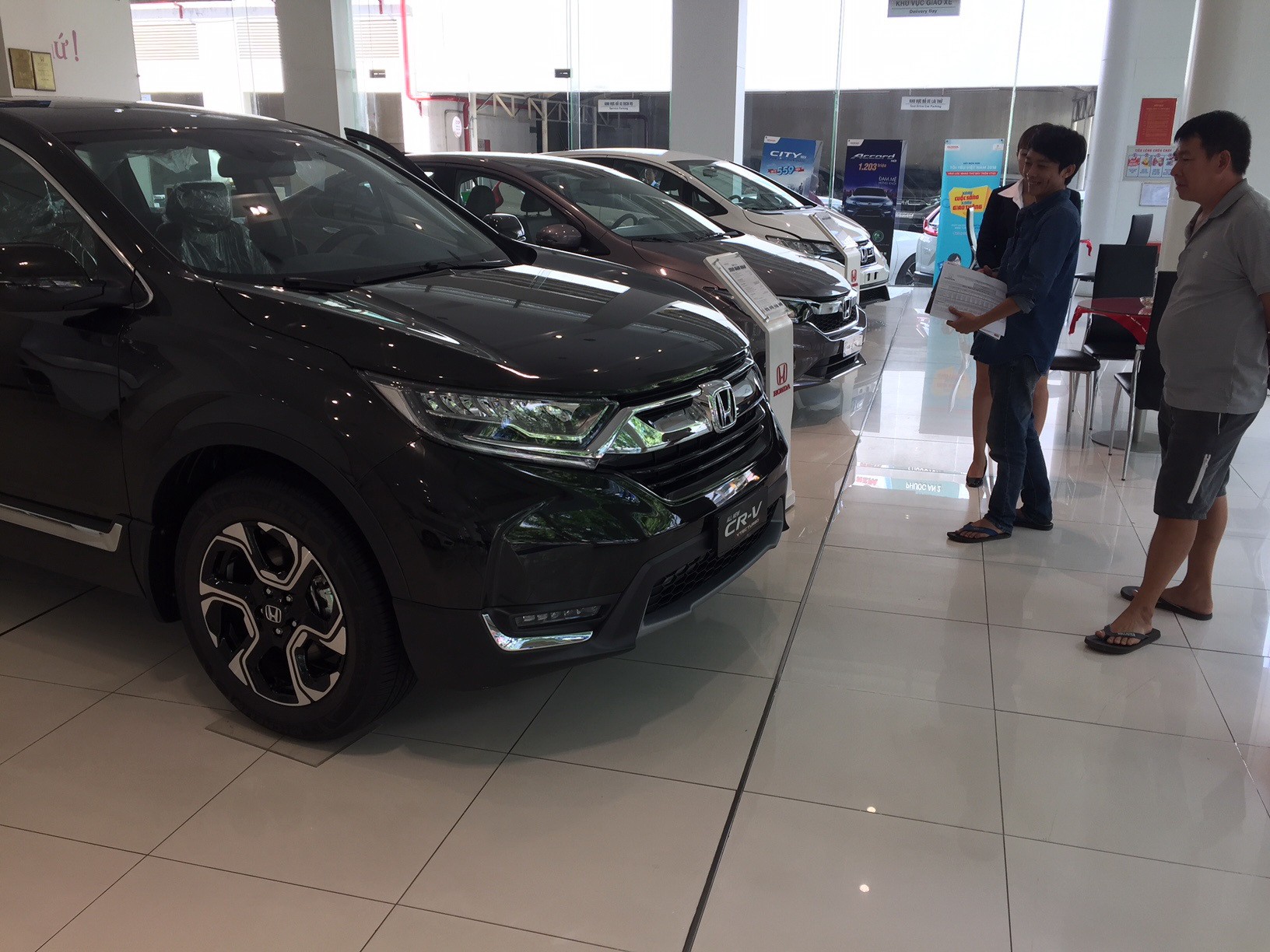 Thuế nhập khẩu về 0%, giá ôtô vẫn tăng từng ngày