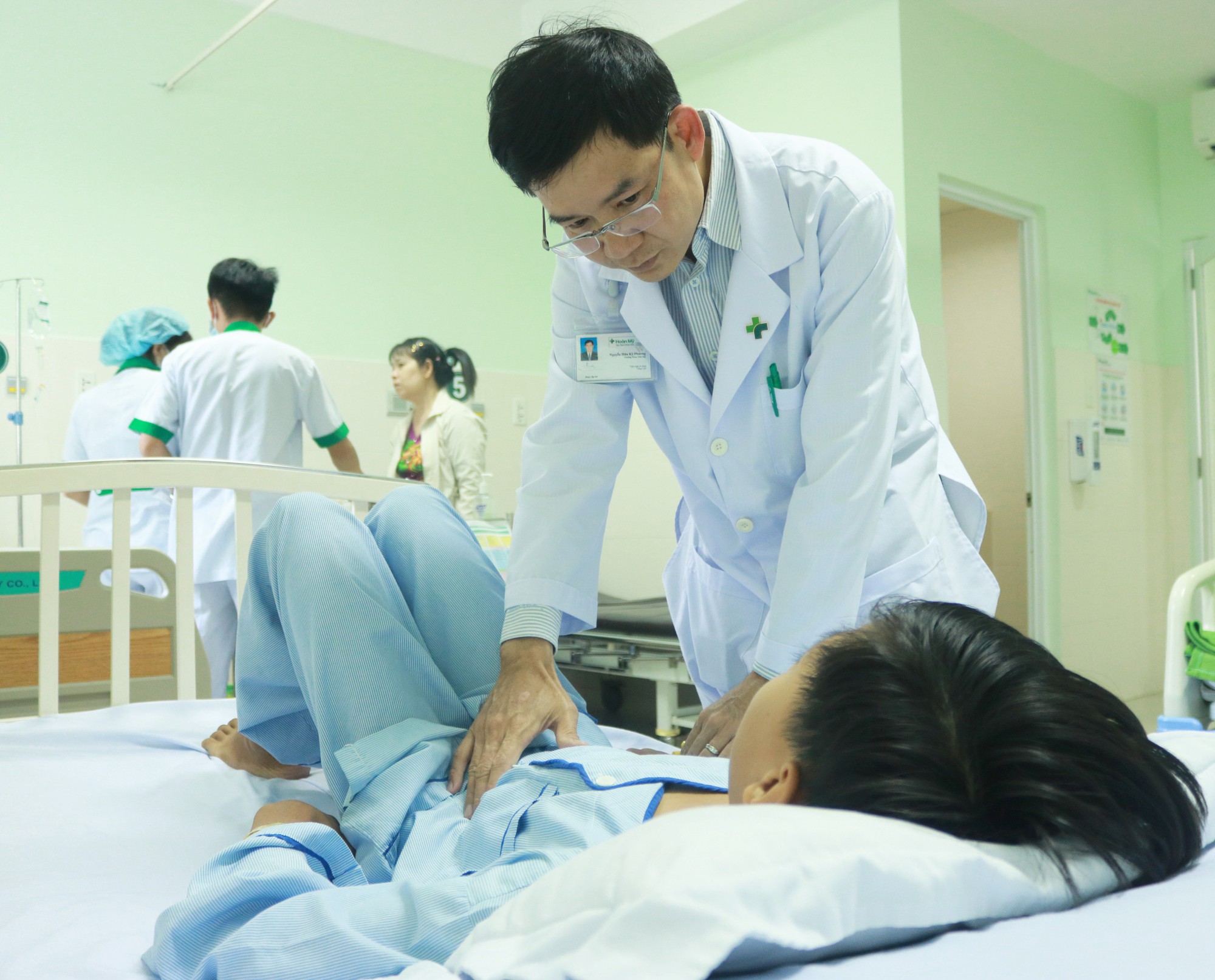 Cắt bỏ lá lách để cứu bé trai té từ cây nhãn xuống đất