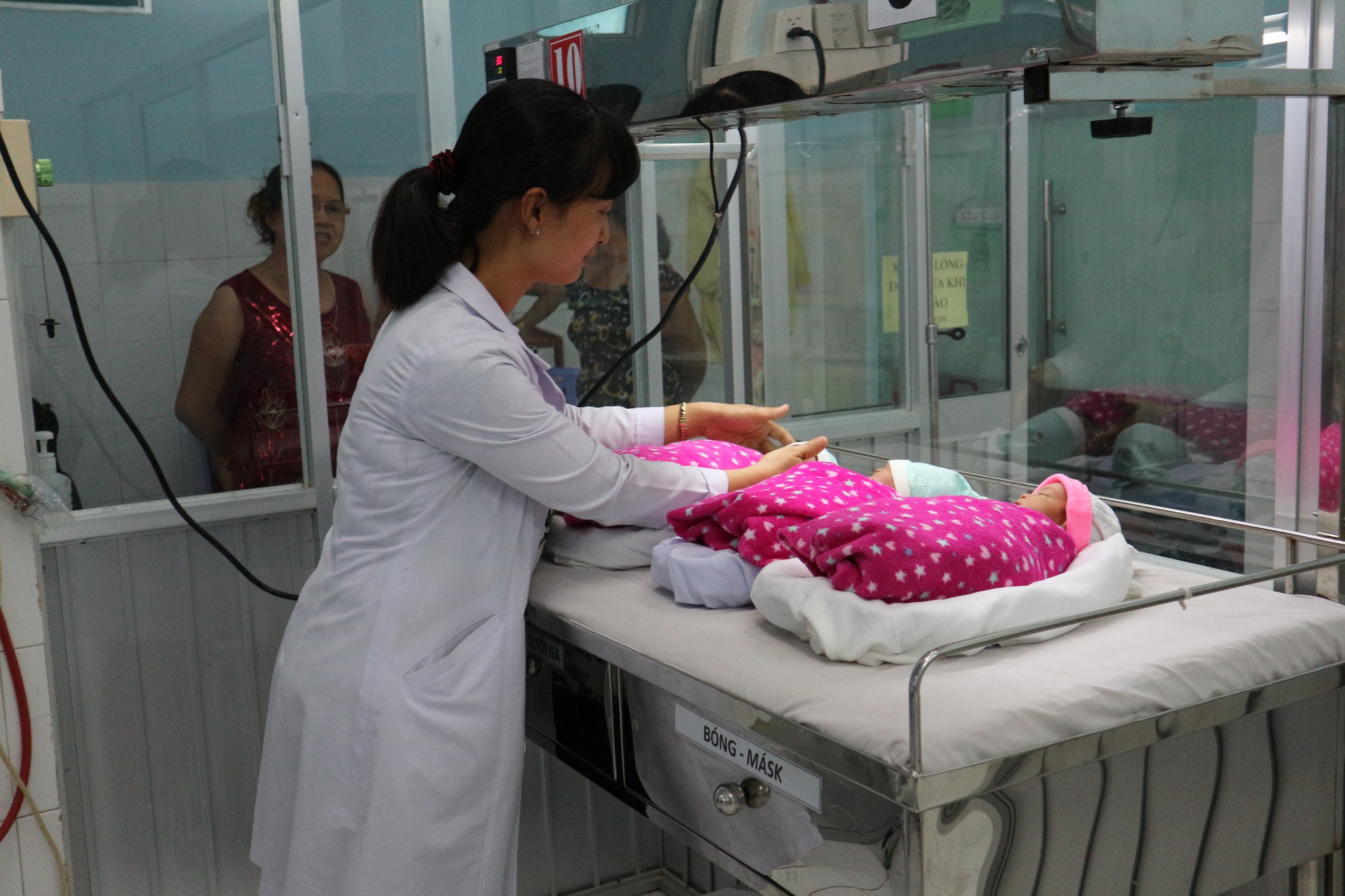 Một phụ nữ đang điều trị v&ocirc; sinh bất ngờ mang tam thai - Ảnh 1.