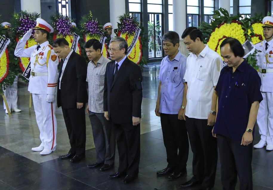 Nguy&ecirc;n Chủ tịch nước Trương Tấn Sang tiễn biệt GS Phan Huy L&ecirc; - Ảnh 11.