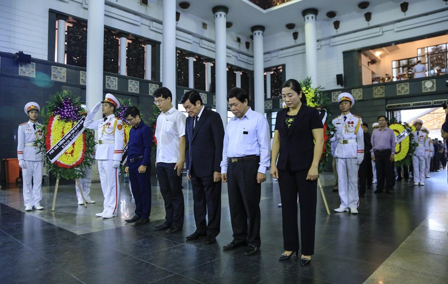 Nguy&ecirc;n Chủ tịch nước Trương Tấn Sang tiễn biệt GS Phan Huy L&ecirc; - Ảnh 14.