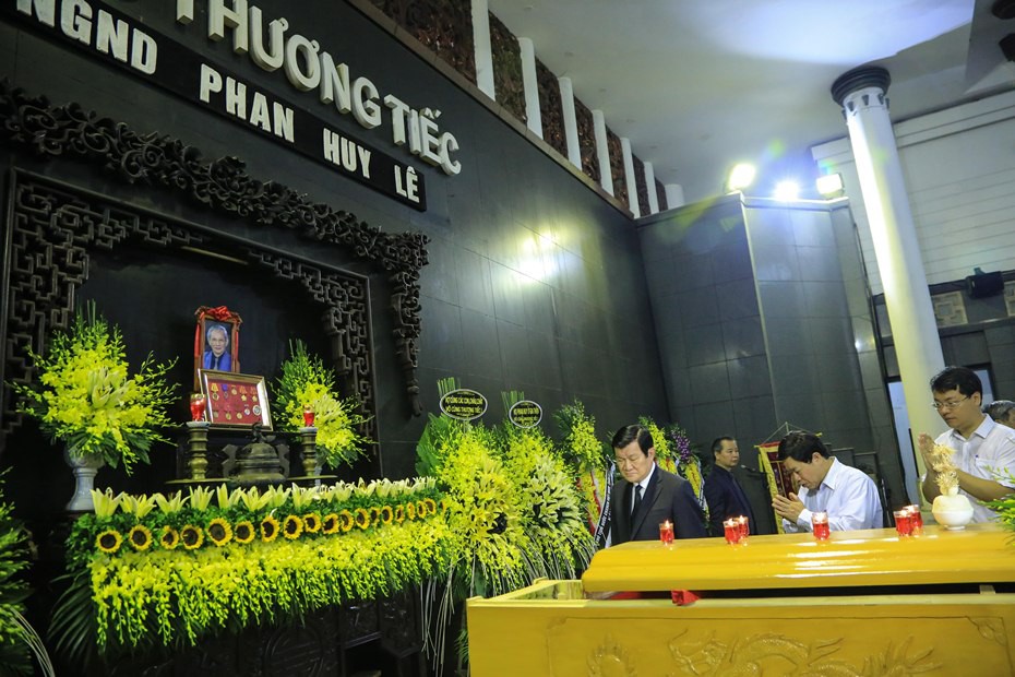 Nguy&ecirc;n Chủ tịch nước Trương Tấn Sang tiễn biệt GS Phan Huy L&ecirc; - Ảnh 1.
