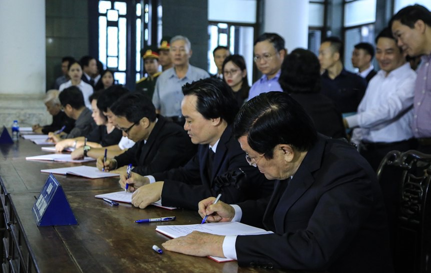 Nguy&ecirc;n Chủ tịch nước Trương Tấn Sang tiễn biệt GS Phan Huy L&ecirc; - Ảnh 25.