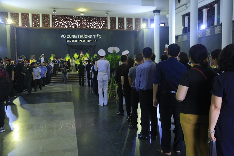 Nguy&ecirc;n Chủ tịch nước Trương Tấn Sang tiễn biệt GS Phan Huy L&ecirc; - Ảnh 29.