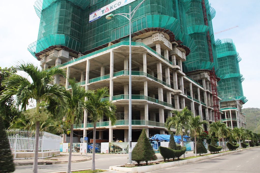 Ai đã đặt bút ký dâng "đất vàng" cho doanh nghiệp?