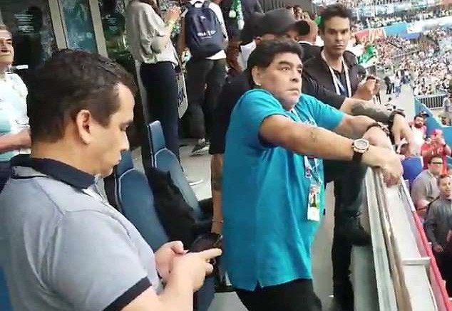 Maradona: Chửi thề, giơ ng&oacute;n tay thối v&agrave;&hellip; ngất xỉu tr&ecirc;n s&acirc;n - Ảnh 6.