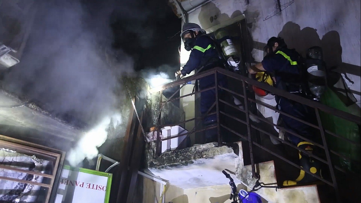 Cháy nhà lúc sáng sớm, cả khu dân cư náo loạn