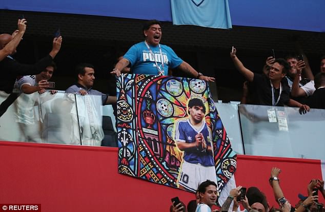 Maradona: Chửi thề, giơ ng&oacute;n tay thối v&agrave;&hellip; ngất xỉu tr&ecirc;n s&acirc;n - Ảnh 7.